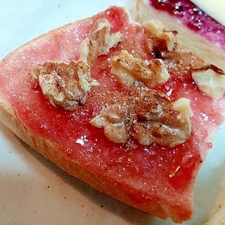 苺ジャムと胡桃とシナモンシュガーのトースト